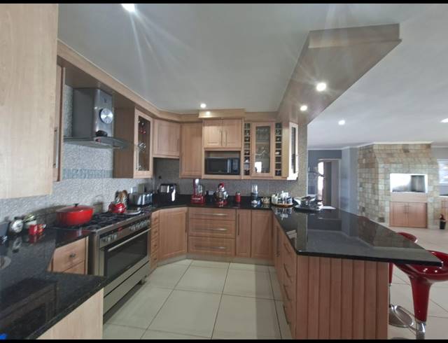6 BEDROOM HOUSE FOR SALE IN DA NOVA